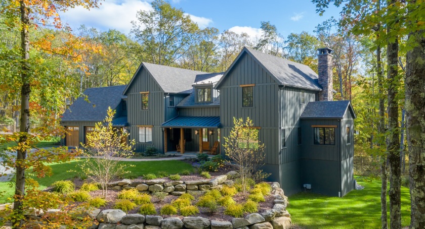 James Hardie's Iron Gray Hardie Plank siding with Arctic White Hardie Trim. (Source: James Hardie)